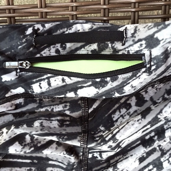 Under Armour Compression Heat Gear Athletic Capri Pants - Picture 5 of 8